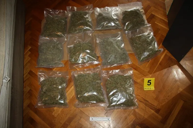 Mu&scaron;karac uhićen u mjestu blizu Zapre&scaron;ića: Objavljene fotografije laboratorija za uzgoj marihuane