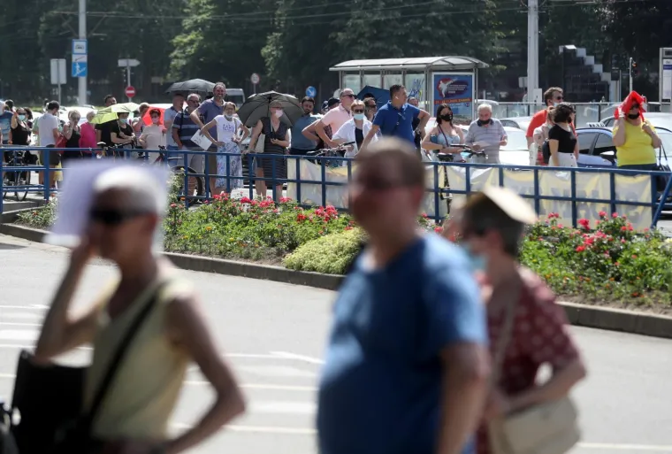 Ogromna gužva za cijepljenje na Velesajmu: 'Na vrućini smo vi&scaron;e od sat i pol. Sigurno ima par tisuća ljudi'