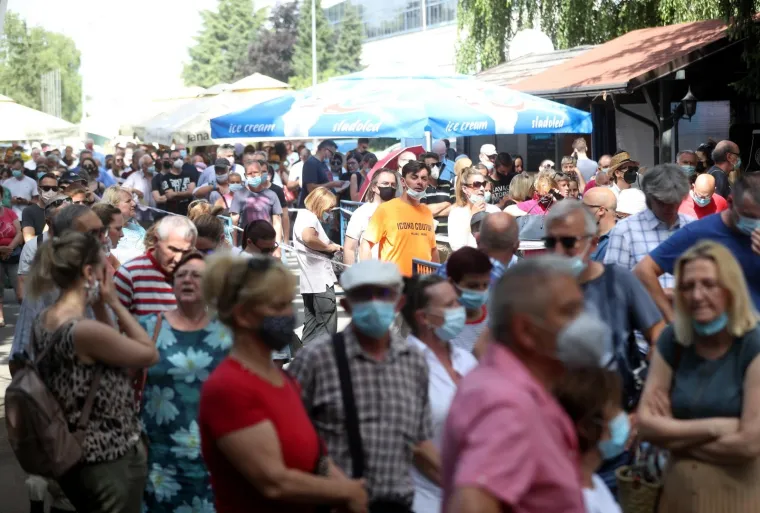 Ogromna gužva za cijepljenje na Velesajmu: 'Na vrućini smo vi&scaron;e od sat i pol. Sigurno ima par tisuća ljudi'
