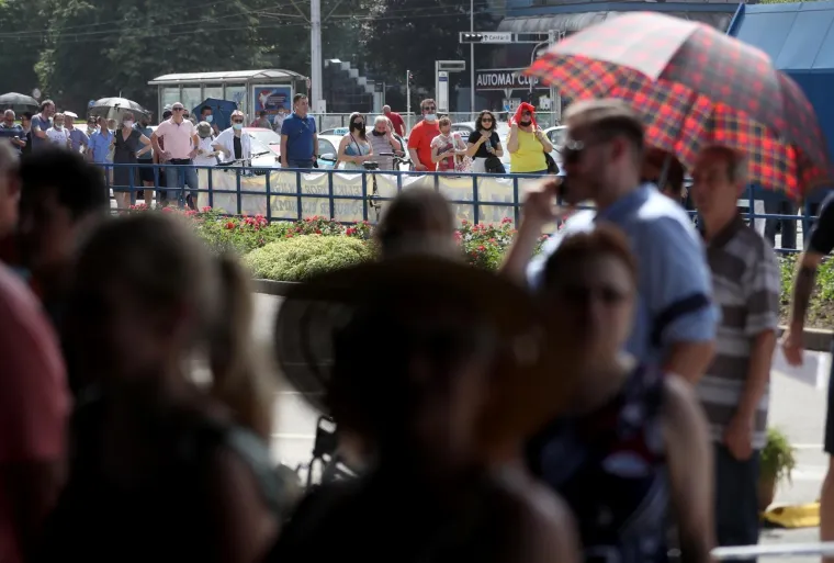 Ogromna gužva za cijepljenje na Velesajmu: 'Na vrućini smo vi&scaron;e od sat i pol. Sigurno ima par tisuća ljudi'