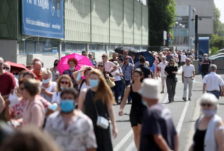 Ogromna gužva za cijepljenje na Velesajmu: 'Na vrućini smo vi&scaron;e od sat i pol. Sigurno ima par tisuća ljudi'