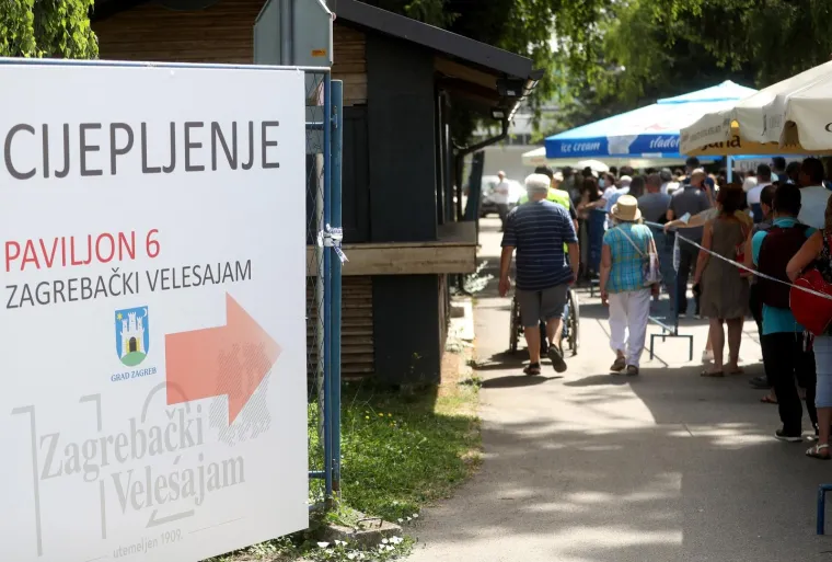 Ogromna gužva za cijepljenje na Velesajmu: 'Na vrućini smo vi&scaron;e od sat i pol. Sigurno ima par tisuća ljudi'