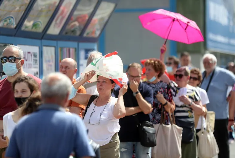 Ogromna gužva za cijepljenje na Velesajmu: 'Na vrućini smo vi&scaron;e od sat i pol. Sigurno ima par tisuća ljudi'
