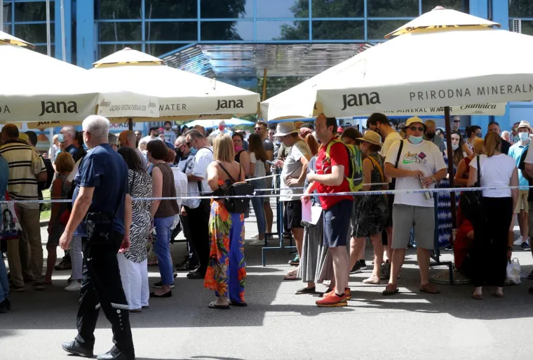 Ogromna gužva za cijepljenje na Velesajmu: 'Na vrućini smo vi&scaron;e od sat i pol. Sigurno ima par tisuća ljudi'