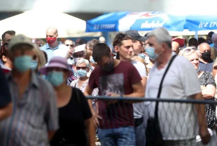 Ogromna gužva za cijepljenje na Velesajmu: 'Na vrućini smo vi&scaron;e od sat i pol. Sigurno ima par tisuća ljudi'