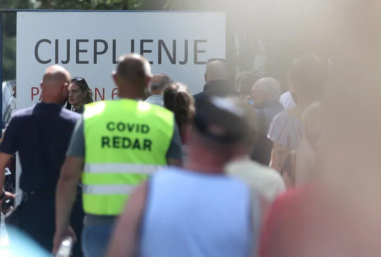 Ogromna gužva za cijepljenje na Velesajmu: 'Na vrućini smo vi&scaron;e od sat i pol. Sigurno ima par tisuća ljudi'