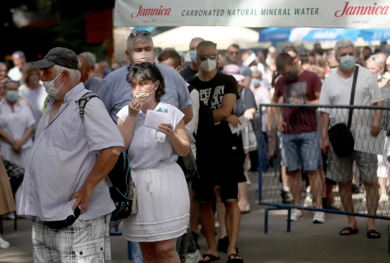 Ogromna gužva za cijepljenje na Velesajmu: 'Na vrućini smo vi&scaron;e od sat i pol. Sigurno ima par tisuća ljudi'