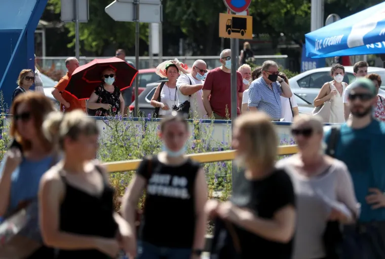 Ogromna gužva za cijepljenje na Velesajmu: 'Na vrućini smo vi&scaron;e od sat i pol. Sigurno ima par tisuća ljudi'