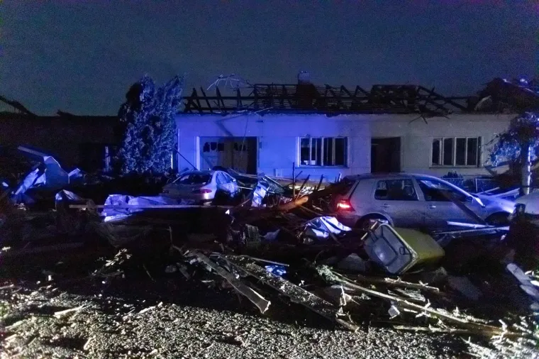 Polovica sela Hrušky u regiji Břeclav sravnjeno je sa zemljom nakon što je kroz selo prošao tornado. Automobili su bacani na kuće, mjesna crkva je ostala bez krova.