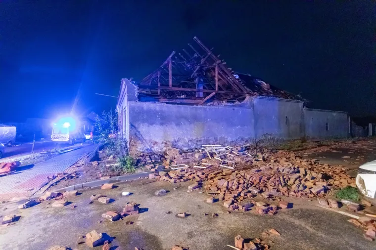 Tornado je pola sela sravio sa zemljom, auti su letjeli na kuće, crkva ostala bez krova...