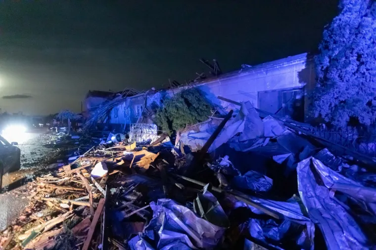 Tornado je pola sela sravio sa zemljom, auti su letjeli na kuće, crkva ostala bez krova...