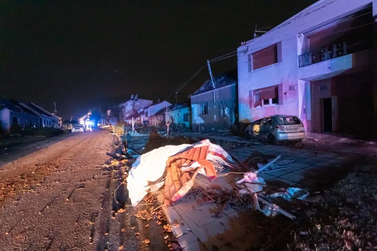 Tornado je pola sela sravio sa zemljom, auti su letjeli na kuće, crkva ostala bez krova...