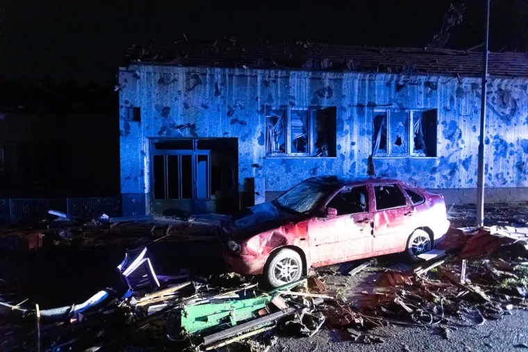 Tornado je pola sela sravio sa zemljom, auti su letjeli na kuće, crkva ostala bez krova...