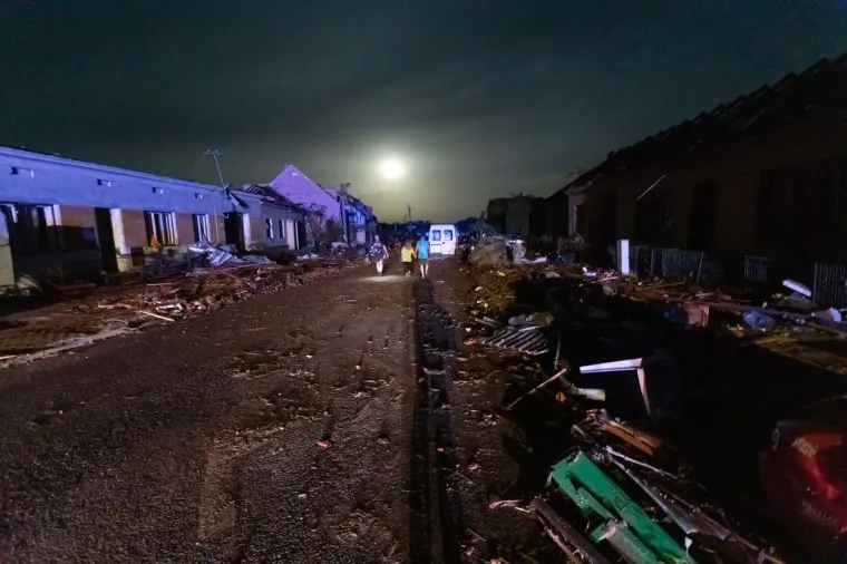 Tornado je pola sela sravio sa zemljom, auti su letjeli na kuće, crkva ostala bez krova...