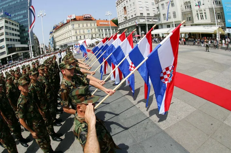 Prisjetite se kako se Dan neovisnosti slavio s mimohodom vojske - Mesić i Sanader su tada bili glavne face