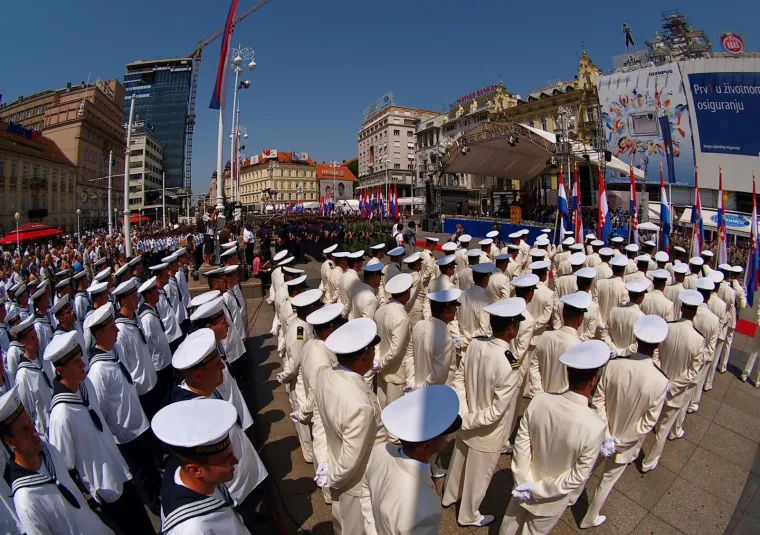 Prisjetite se kako se Dan neovisnosti slavio s mimohodom vojske - Mesić i Sanader su tada bili glavne face