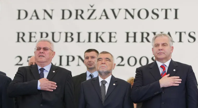 Prisjetite se kako se Dan neovisnosti slavio s mimohodom vojske - Mesić i Sanader su tada bili glavne face