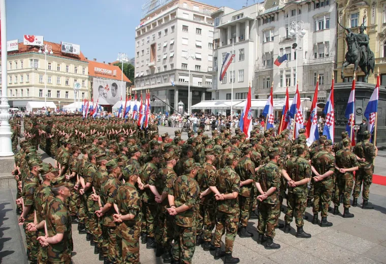 Prisjetite se kako se Dan neovisnosti slavio s mimohodom vojske - Mesić i Sanader su tada bili glavne face