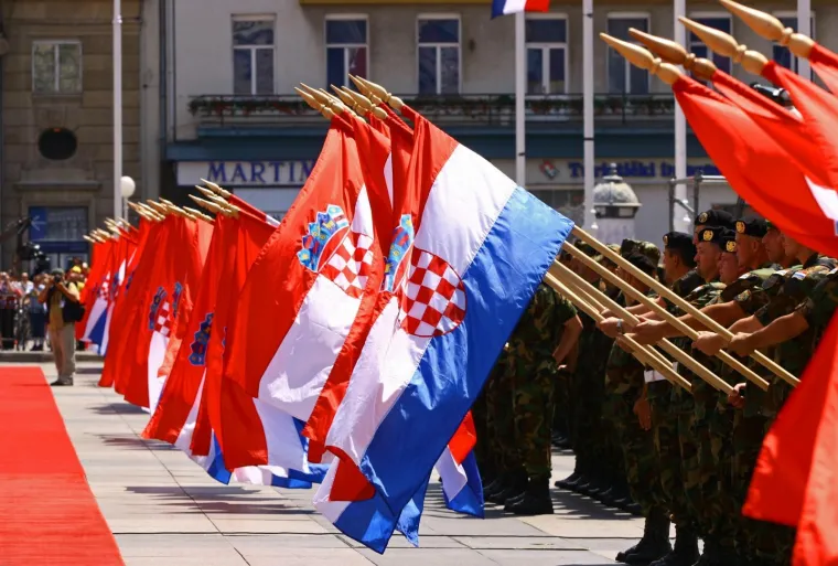 Prisjetite se kako se Dan neovisnosti slavio s mimohodom vojske - Mesić i Sanader su tada bili glavne face