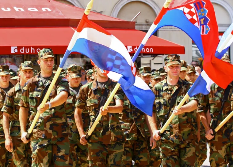 Prisjetite se kako se Dan neovisnosti slavio s mimohodom vojske - Mesić i Sanader su tada bili glavne face