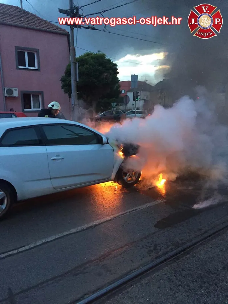 Zapalio se automobil u vožnji: Prednji dio osobnog automobila u plamenu