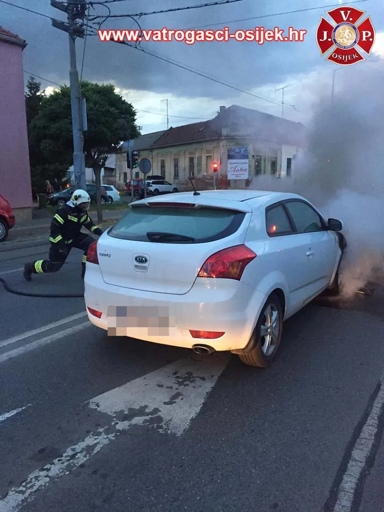 Zapalio se automobil u vožnji: Prednji dio osobnog automobila u plamenu