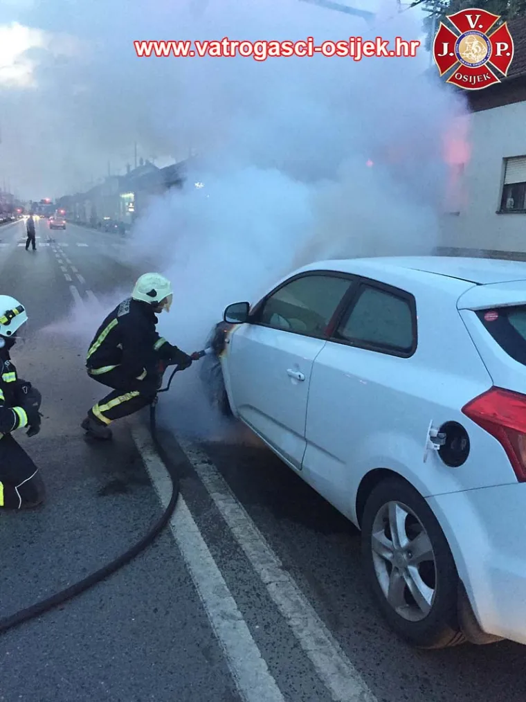 Zapalio se automobil u vožnji: Prednji dio osobnog automobila u plamenu