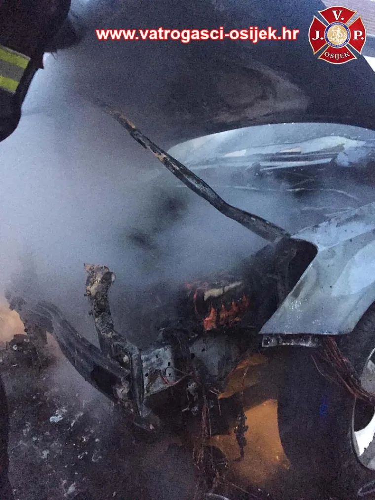 Zapalio se automobil u vožnji: Prednji dio osobnog automobila u plamenu