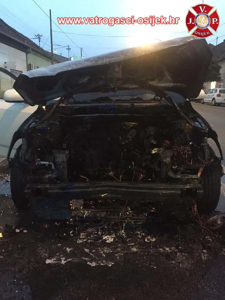 Zapalio se automobil u vožnji: Prednji dio osobnog automobila u plamenu