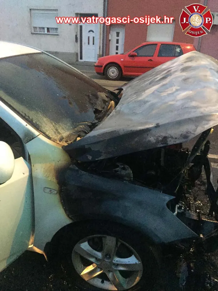 Zapalio se automobil u vožnji: Prednji dio osobnog automobila u plamenu