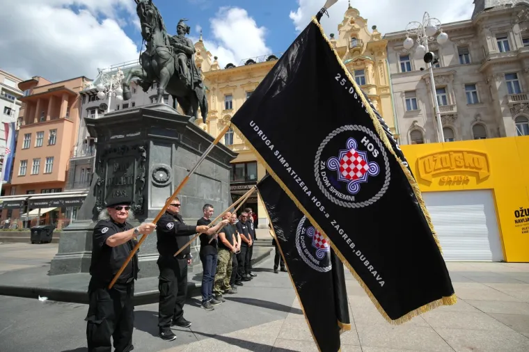 Zastave HOS-a i pjesma 'Za dom spremni' ispod spomenika banu Jelačiću