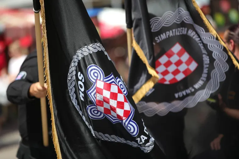 Zastave HOS-a i pjesma 'Za dom spremni' ispod spomenika banu Jelačiću