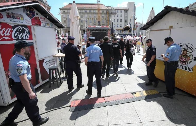 Zastave HOS-a i pjesma 'Za dom spremni' ispod spomenika banu Jelačiću