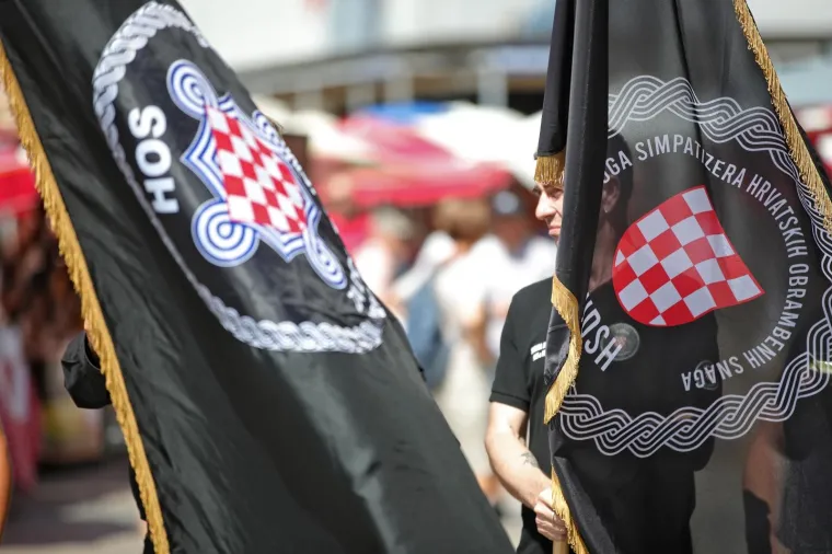Zastave HOS-a i pjesma 'Za dom spremni' ispod spomenika banu Jelačiću