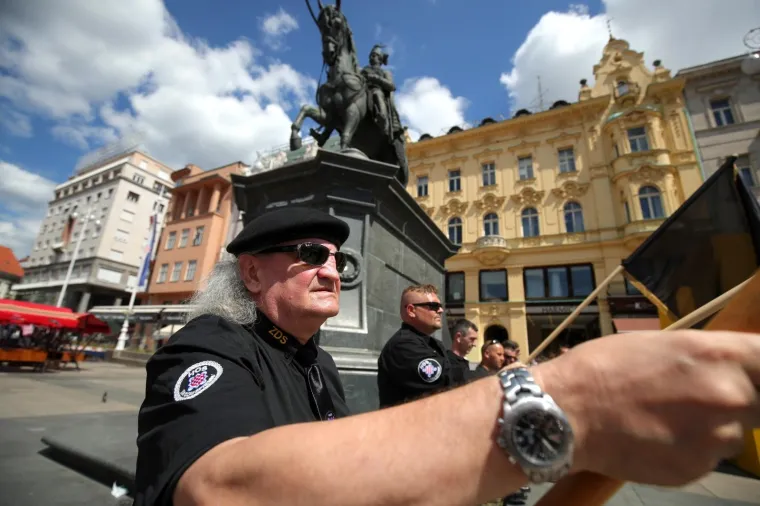 Zastave HOS-a i pjesma 'Za dom spremni' ispod spomenika banu Jelačiću