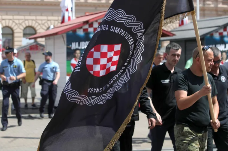 Zastave HOS-a i pjesma 'Za dom spremni' ispod spomenika banu Jelačiću