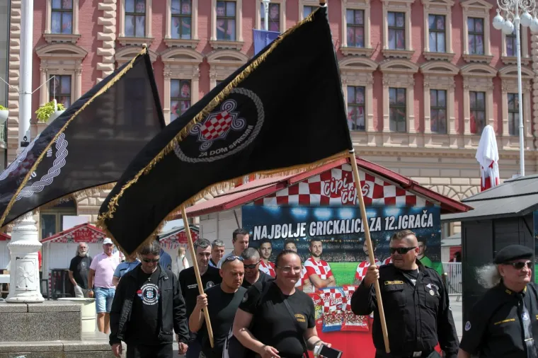 Zastave HOS-a i pjesma 'Za dom spremni' ispod spomenika banu Jelačiću