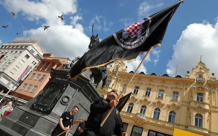 Zastave HOS-a i pjesma 'Za dom spremni' ispod spomenika banu Jelačiću