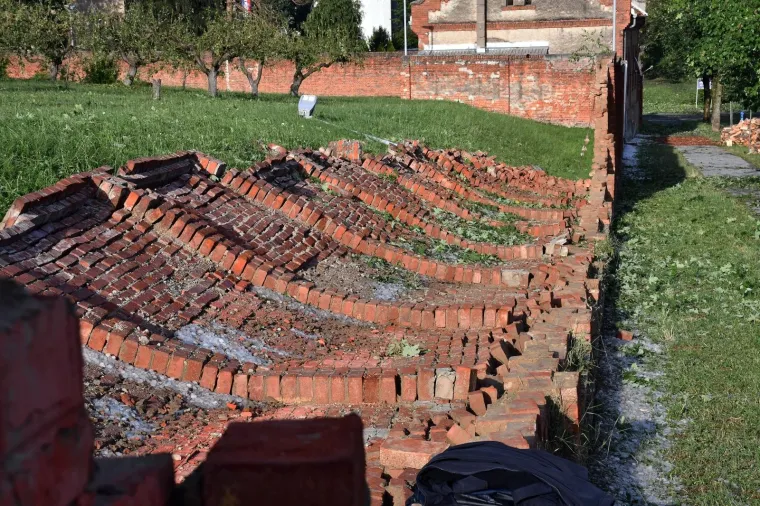 Pod naletom jakog vjetra uru&scaron;en dio zida na ženskom zatvoru u Požegi