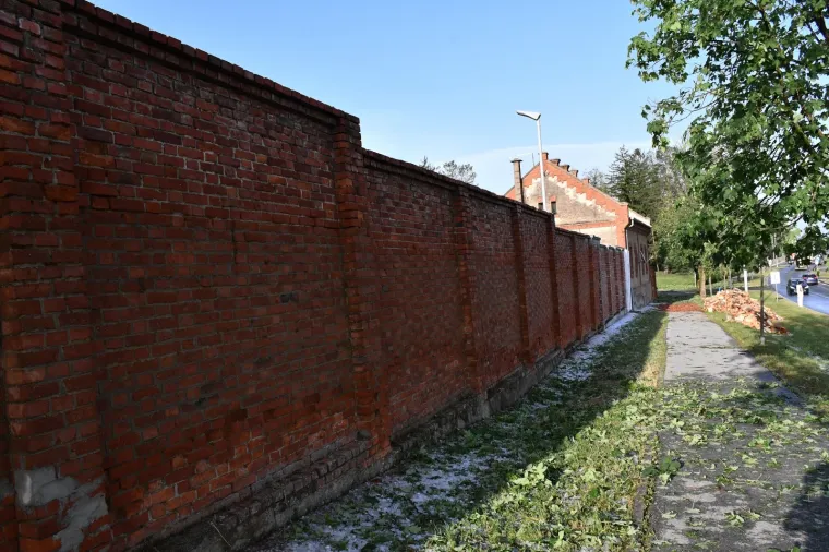 Pod naletom jakog vjetra uru&scaron;en dio zida na ženskom zatvoru u Požegi