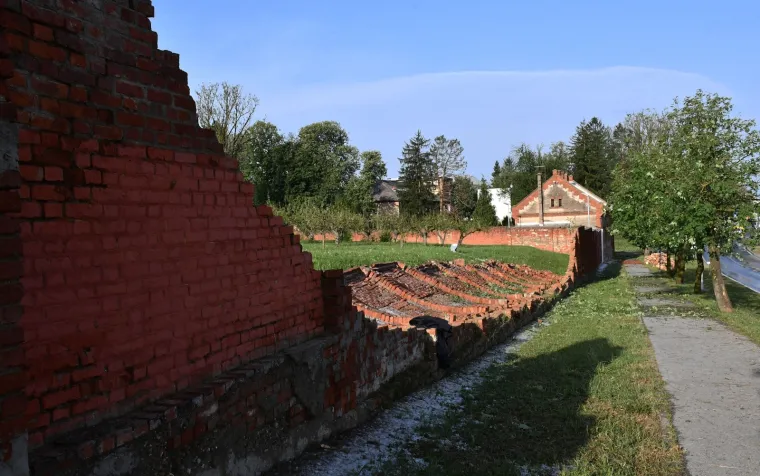 Pod naletom jakog vjetra uru&scaron;en dio zida na ženskom zatvoru u Požegi