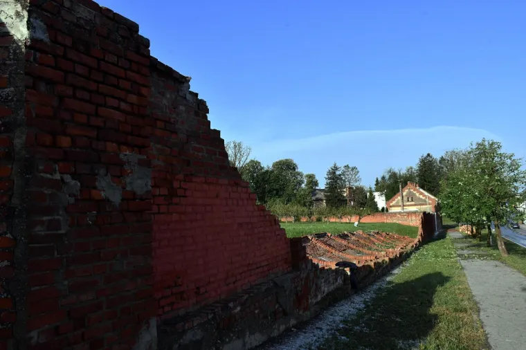 Pod naletom jakog vjetra uru&scaron;en dio zida na ženskom zatvoru u Požegi