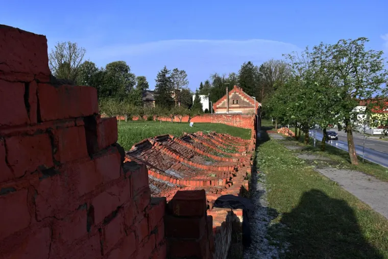 Pod naletom jakog vjetra uru&scaron;en dio zida na ženskom zatvoru u Požegi