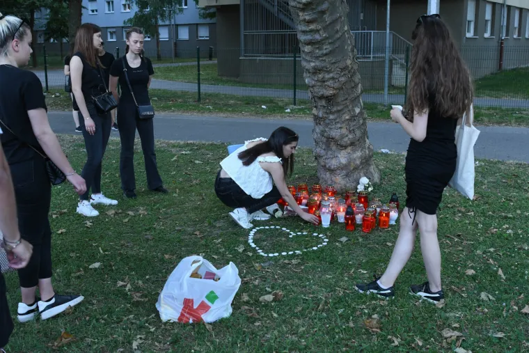 Studenti palili svijeće na mjestu gdje je poginula 20-godi&scaron;nja djevojka
