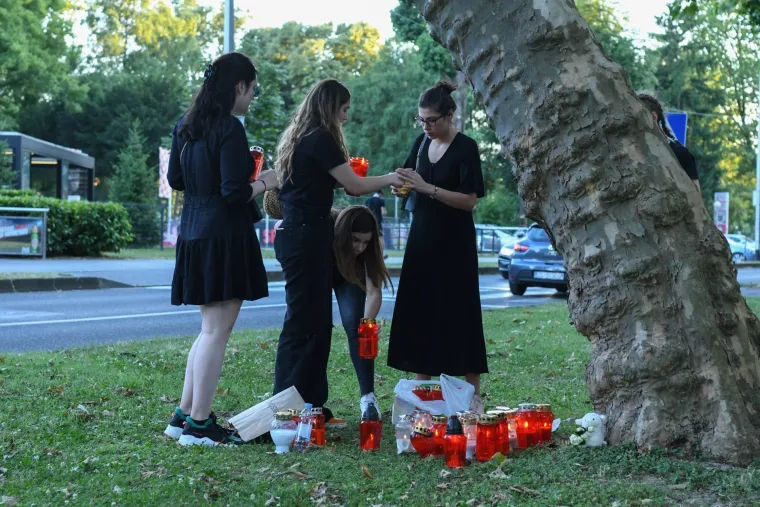 Studenti palili svijeće na mjestu gdje je poginula 20-godi&scaron;nja djevojka