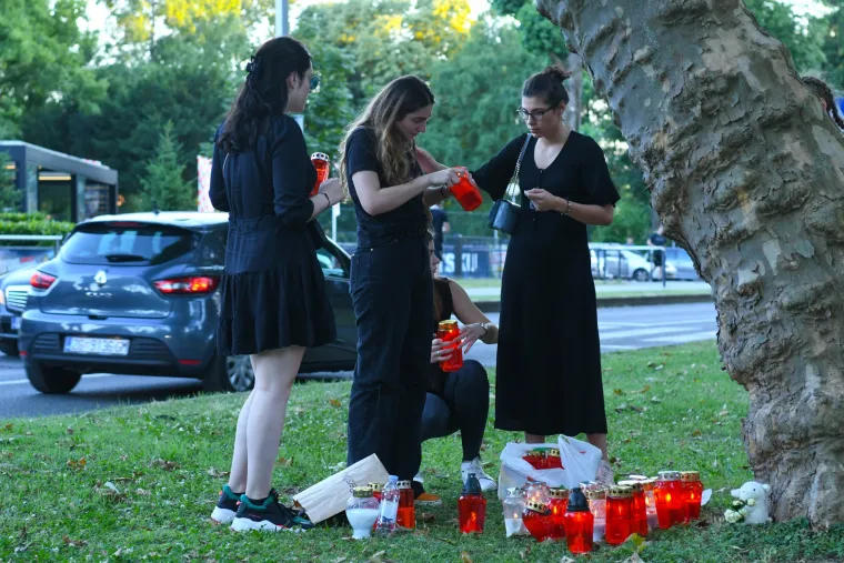 Studenti palili svijeće na mjestu gdje je poginula 20-godi&scaron;nja djevojka