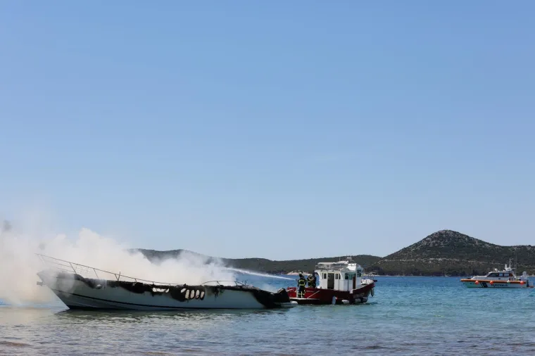 Zapalila se brodica kod Biograda na Moru, vatrogasci gase požar