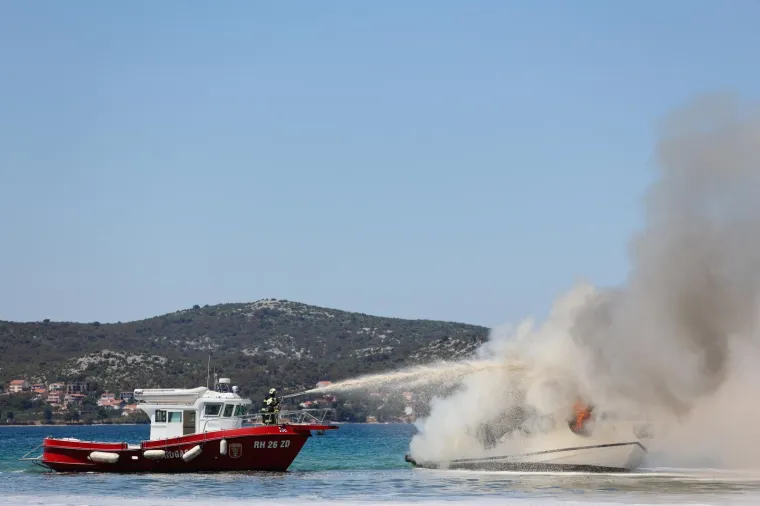 Zapalila se brodica kod Biograda na Moru, vatrogasci gase požar