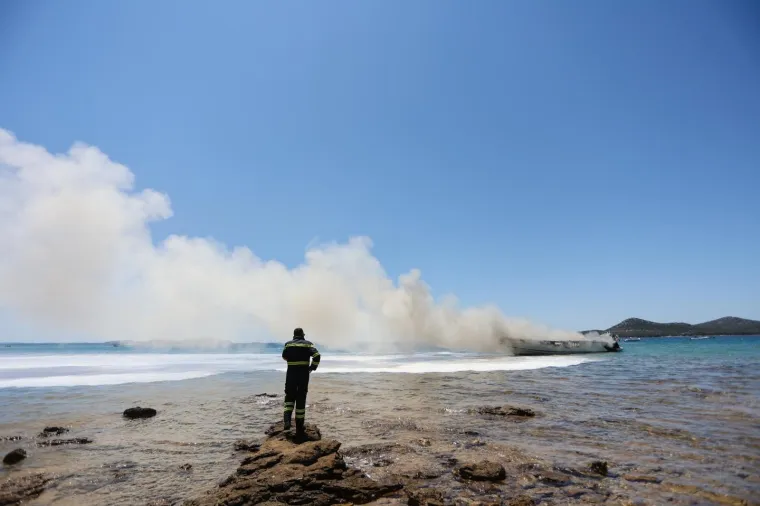 Zapalila se brodica kod Biograda na Moru, vatrogasci gase požar