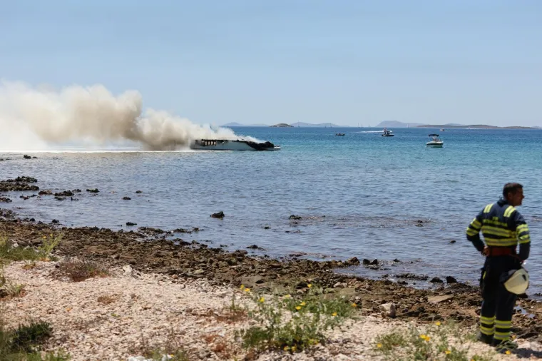 Zapalila se brodica kod Biograda na Moru, vatrogasci gase požar